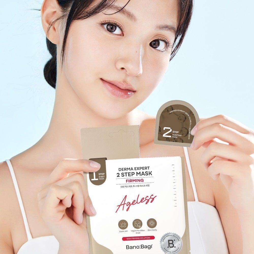 BANOBAGI Derma Expert 2 Step Mask Firming 25+2gr 2 Μια επαγγελματική θεραπεία 2 βημάτων που συνδυάζει Sheet Mask και Sleeping Pack (Κρέμα Νύχτας) για ολική αναζωογόνηση. Με ένα πανίσχυρο μείγμα από Καφεΐνη, Ασταξανθίνη, 9 Πεπτίδια και Μελατονίνη, προσφέρει εντατική σύσφιξη, αποσυμφόρηση από το πρήξιμο και βαθιά αντιγηραντική δράση ενώ κοιμάστε.